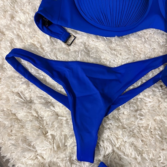 Varda swimsuit , size S , 75 C (34C) , color electric Blue - Picture 2 of 9